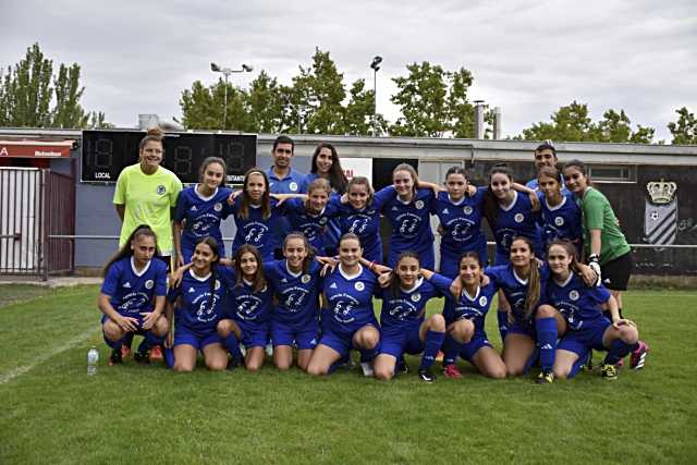 El equipo femenino del CD Cuéllar juega el primer partido de su historia