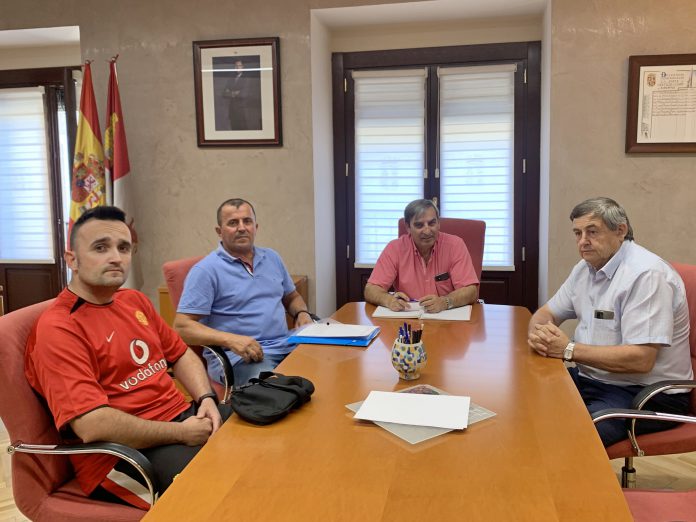 El delegado territorial de la Junta de Castillay León, reunido con el alcalde de Honrubia de la Cuesta.