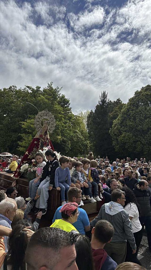 Miles de devotos colmaron la pradera del Henar en Cuéllar